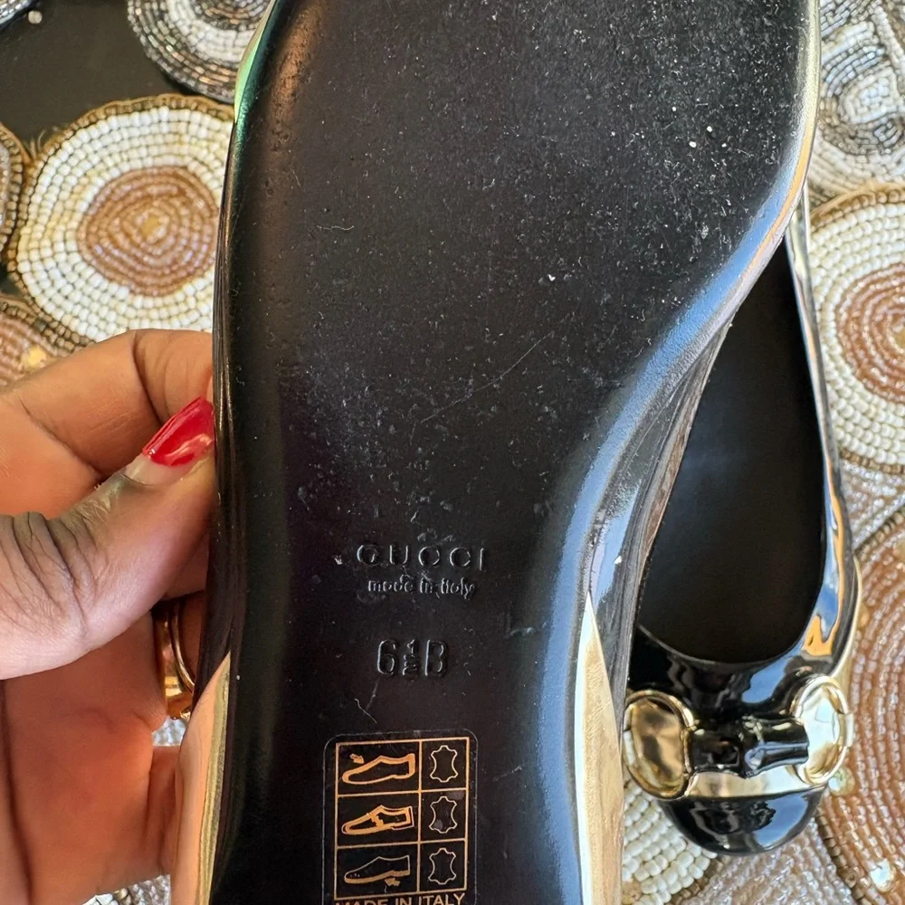 Gucci Women's Black Flats with Gold Detailing - Picture 4 of 5